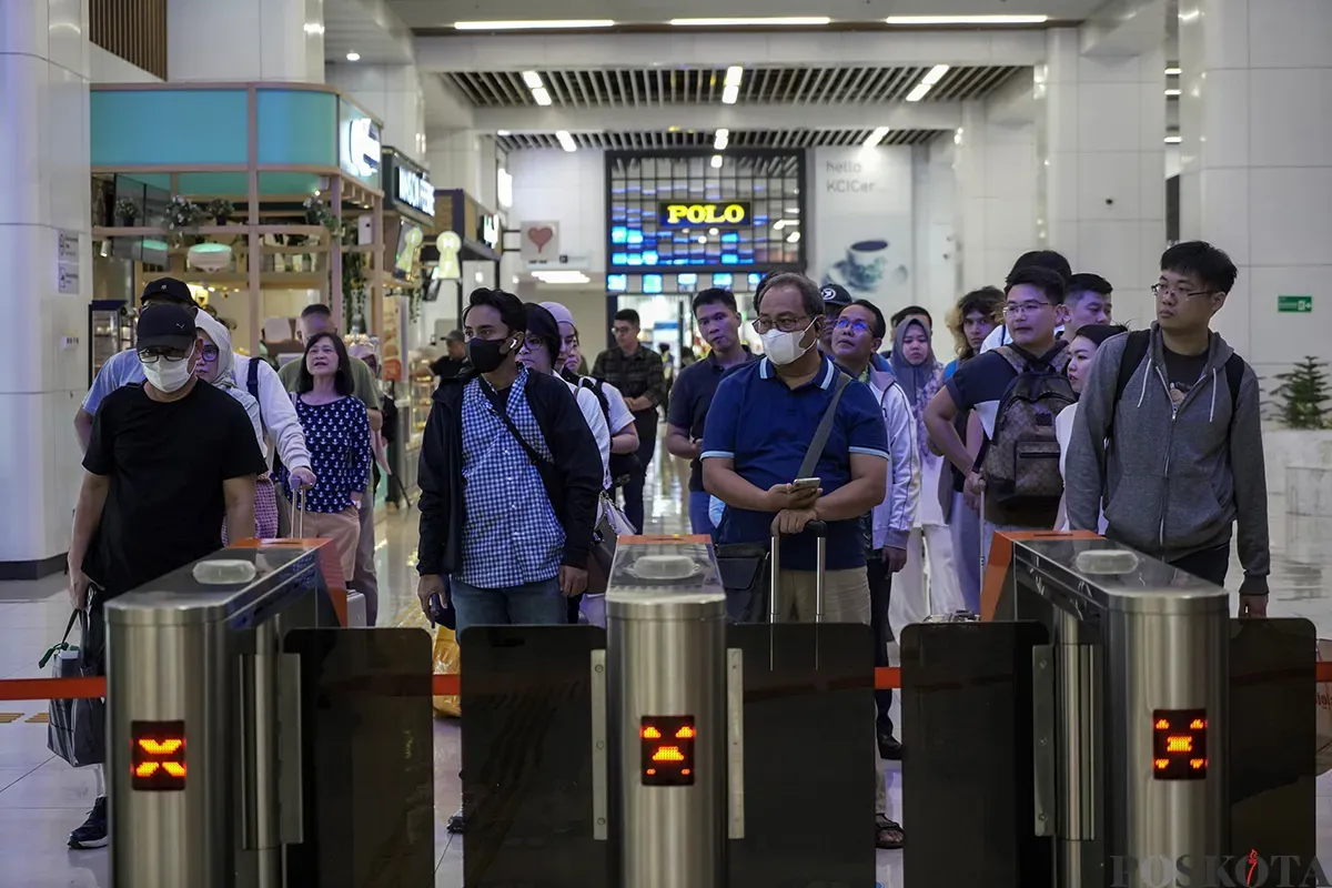 Calon penumpang menunggu kedatangan kereta cepat Whoosh di peron Stasiun Whoosh Halim, Jakarta Timur, Sabtu, 1 Februari 2025. (Sumber: Poskota/Bilal Nugraha Ginanjar)