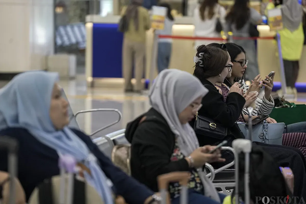 Calon penumpang menunggu kedatangan kereta cepat Whoosh di peron Stasiun Whoosh Halim, Jakarta Timur, Sabtu, 1 Februari 2025. (Sumber: Poskota/Bilal Nugraha Ginanjar)