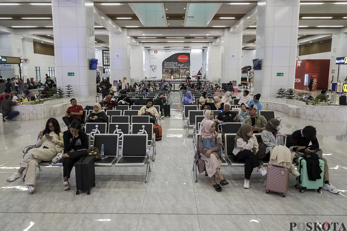 Calon penumpang menunggu kedatangan kereta cepat Whoosh di peron Stasiun Whoosh Halim, Jakarta Timur, Sabtu, 1 Februari 2025. (Sumber: Poskota/Bilal Nugraha Ginanjar)