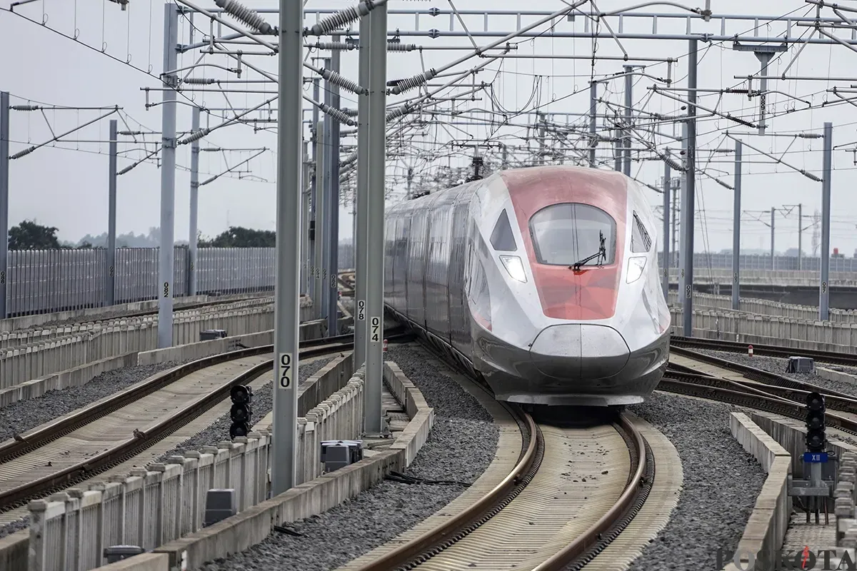 Calon penumpang menunggu kedatangan kereta cepat Whoosh di peron Stasiun Whoosh Halim, Jakarta Timur, Sabtu, 1 Februari 2025. (Sumber: Poskota/Bilal Nugraha Ginanjar)