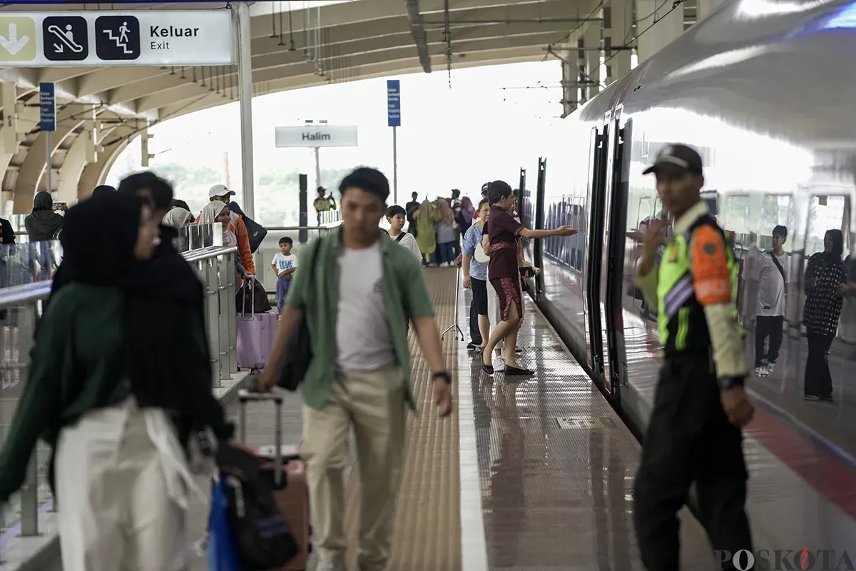 Calon penumpang menunggu kedatangan kereta cepat Whoosh di peron Stasiun Whoosh Halim, Jakarta Timur, Sabtu, 1 Februari 2025. (Sumber: Poskota/Bilal Nugraha Ginanjar)