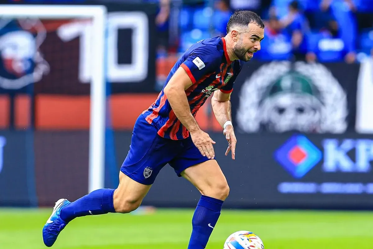 Posisi bek Timnas Indonesia, Jordi Amat, resmi digantikan mantan pemain Villarreal, Alvaro Gonzalez sebagai bek termahal di Liga Malaysia. (Sumber: Instagram @officialjohor)