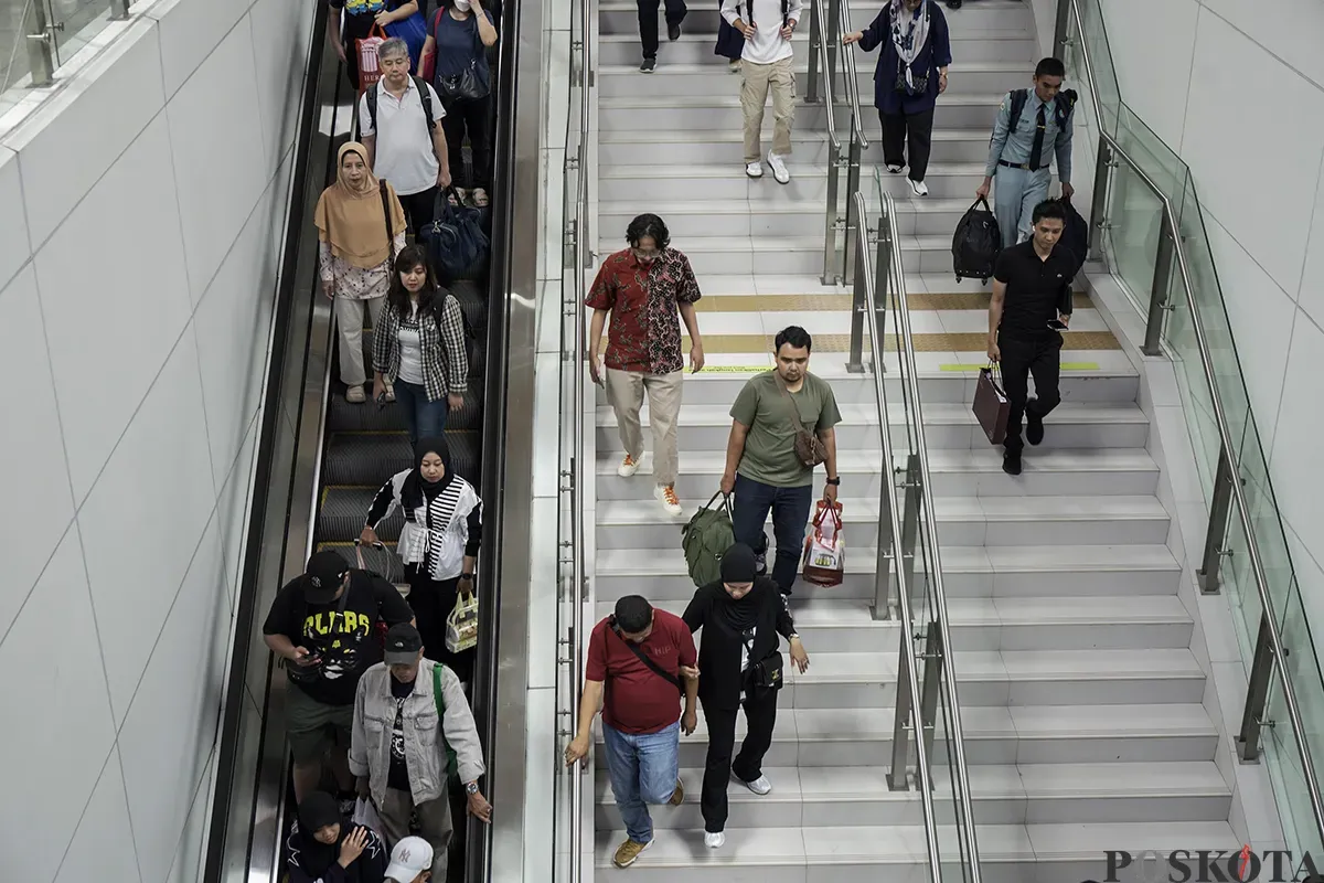 Sejumlah calon penumpang  menunggu kedatangan kereta cepat Whoosh saat proses keberangkatan di peron Stasiun Whoosh Halim, Jakarta Timur, Sabtu, 1 Februari 2025. (Sumber: Poskota/Bilal Nugraha Ginanjar)