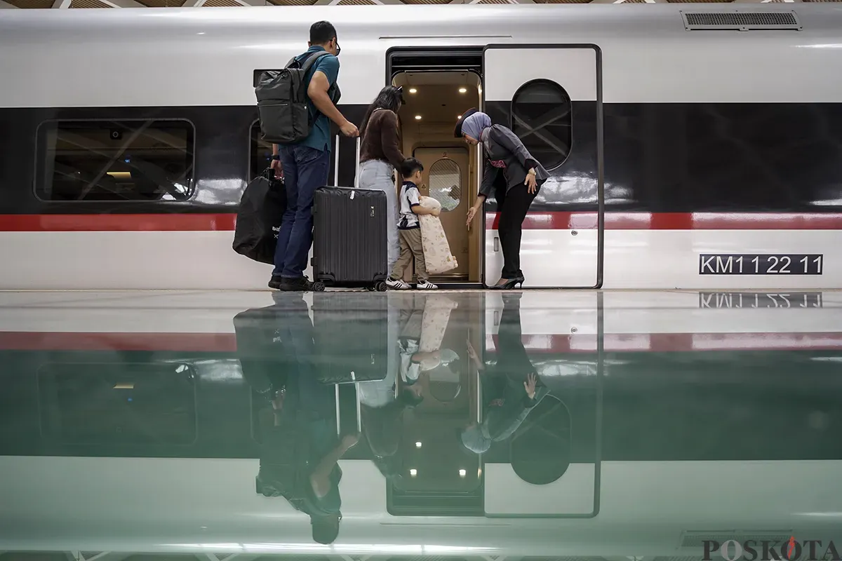 Sejumlah calon penumpang  menunggu kedatangan kereta cepat Whoosh saat proses keberangkatan di peron Stasiun Whoosh Halim, Jakarta Timur, Sabtu, 1 Februari 2025. (Sumber: Poskota/Bilal Nugraha Ginanjar)