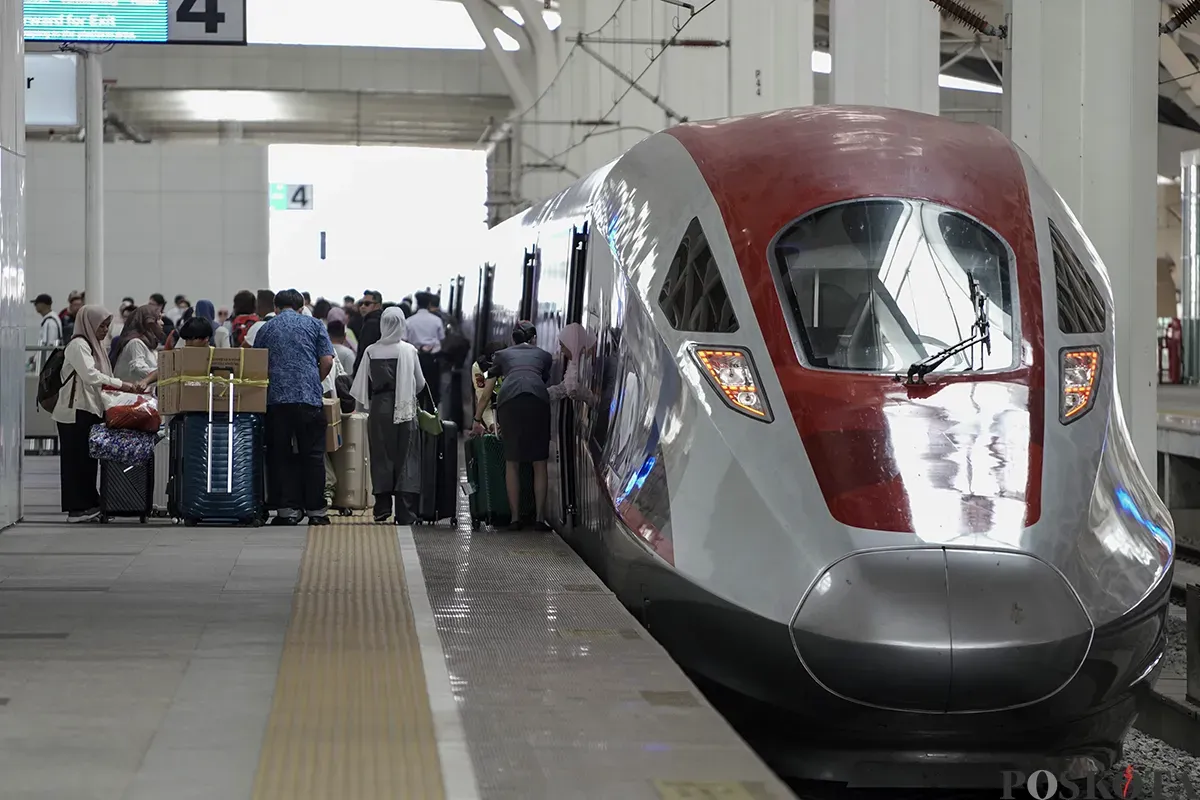 Sejumlah calon penumpang  menunggu kedatangan kereta cepat Whoosh saat proses keberangkatan di peron Stasiun Whoosh Halim, Jakarta Timur, Sabtu, 1 Februari 2025. (Sumber: Poskota/Bilal Nugraha Ginanjar)