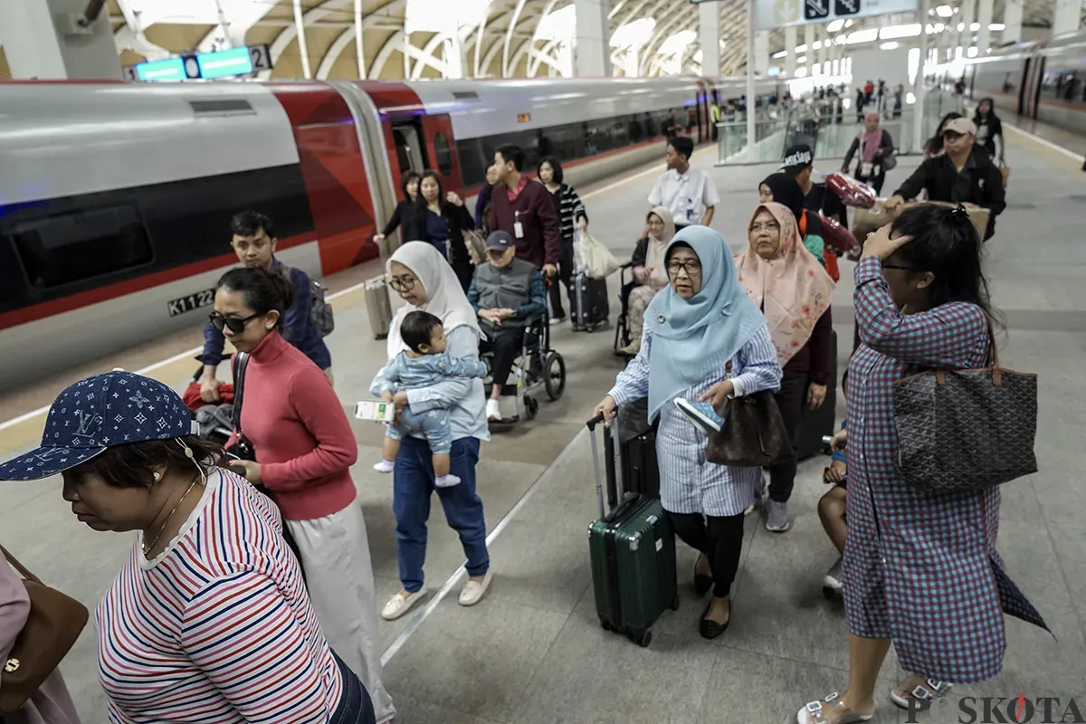 Sejumlah calon penumpang  menunggu kedatangan kereta cepat Whoosh saat proses keberangkatan di peron Stasiun Whoosh Halim, Jakarta Timur, Sabtu, 1 Februari 2025. (Sumber: Poskota/Bilal Nugraha Ginanjar)