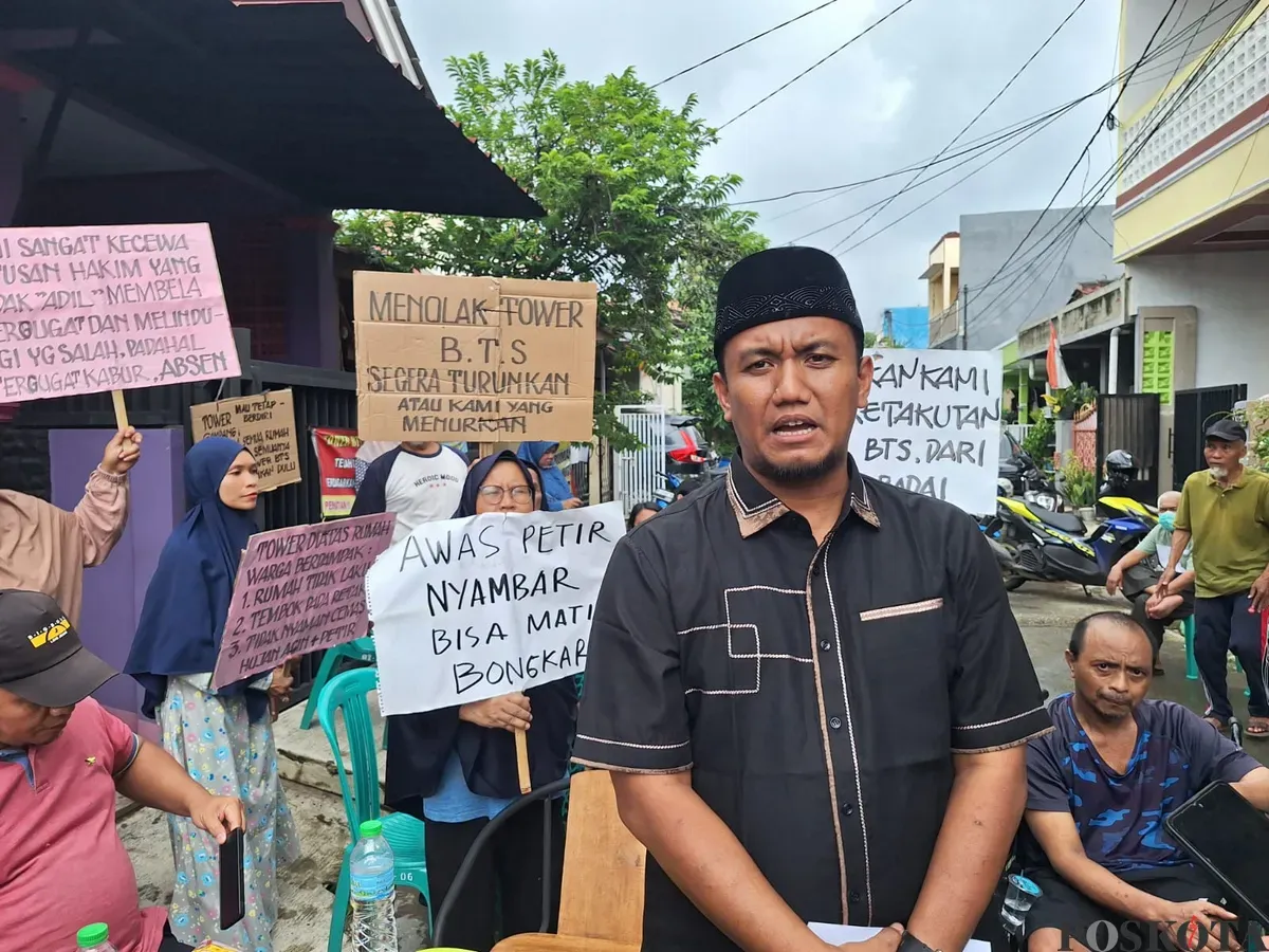 Anggota Komisi III DPRD Kota Bekasi, Kamil Syaikhu saat melakukan audiensi dengan warga di Telaga Mas, Bekasi Utara, Kota Bekasi, Minggu, 2 Februari 2025. (Sumber: Poskota/Ihsan Fahmi)