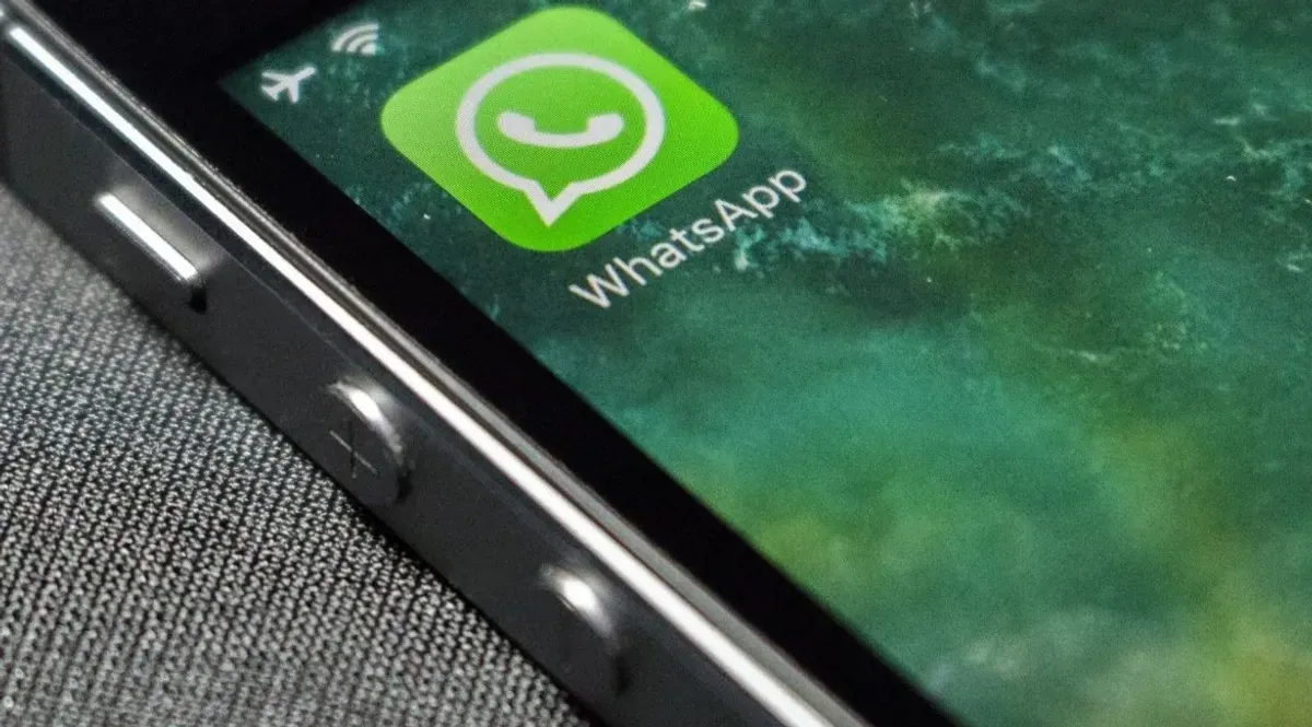 Berikut ini cara menggunakan fitur mention dan repost story WhatsApp. (Canva)