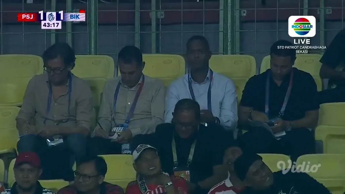 Tangkap layar pelatih Timnas Indonesia, Patrick Kluivert bersama tiga asistennya, hadir langsung memantau pemain di laga Persija vs PSBS Biak. (Sumber: Vidio)