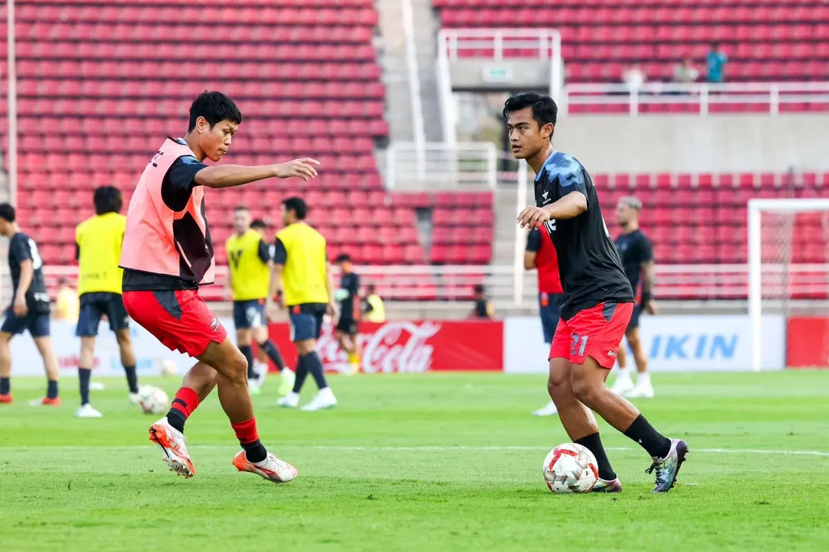 Pratama Arhan melakukan pemanasan saat Bangkok United menghadapi Nakhon Ratchasima di laga lanjutan Thai League 1 musim 2024-25. (Sumber: Instagram @true_bangkok_united)