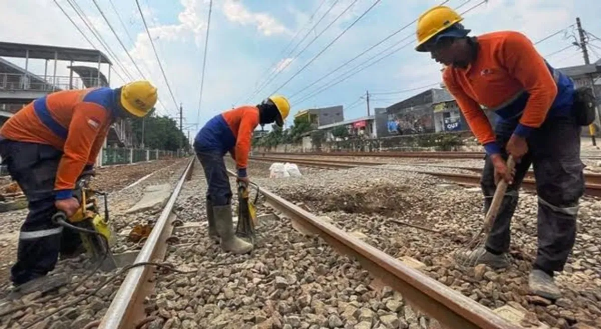Sejumlah petugas saat melakukan perbaikan rel kereta api. (Sumber: Istimewa)