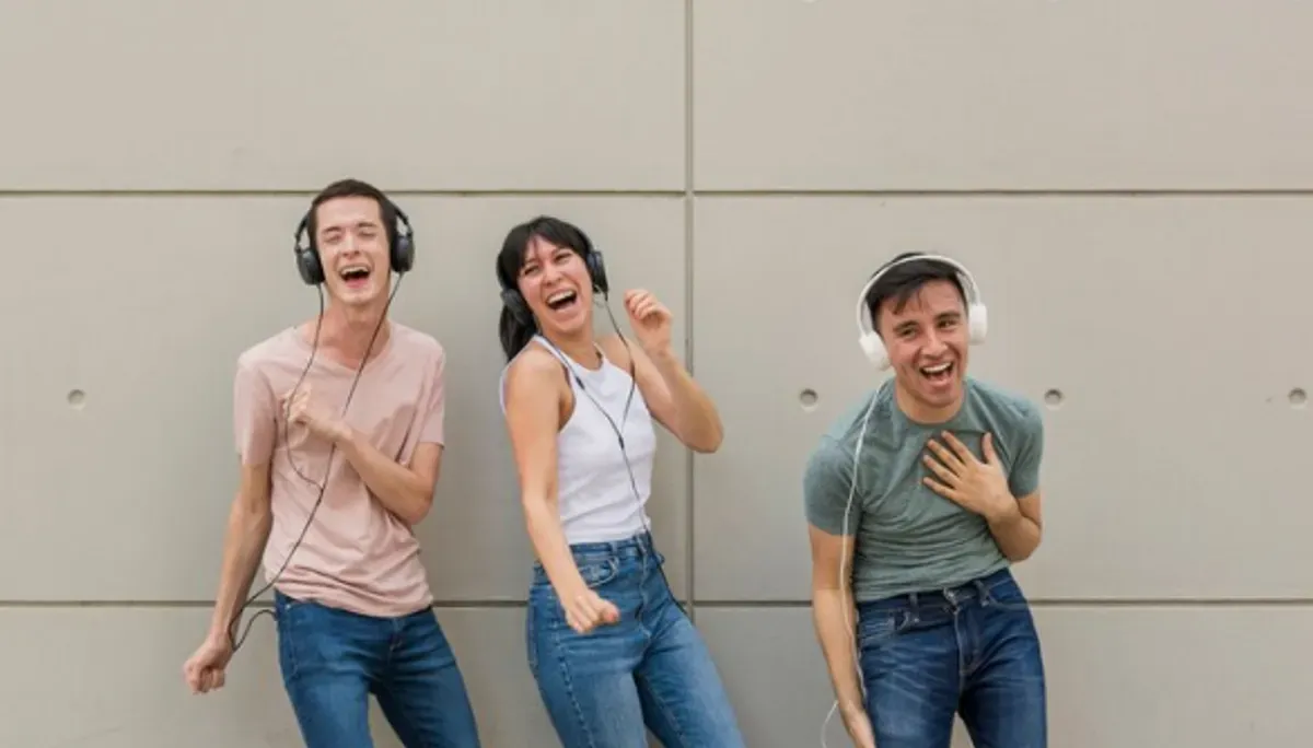 Ilustrasi mendengarkan musik dengan playlist kolaboratif di Spotify. (Sumber: Freepik)