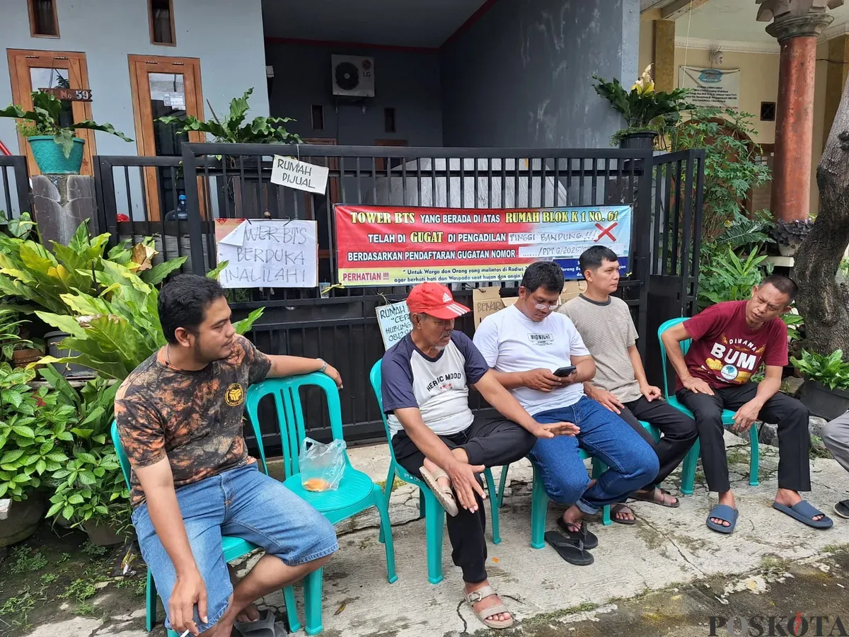 Warga di perum Telaga Mas, Bekasi Utara, Kota Bekasi, saat berada di depan rumahnya persis di samping bangunan tower BTS, Minggu, 2 Februari 2025. (Sumber: Poskota/Ihsan Fahmi)