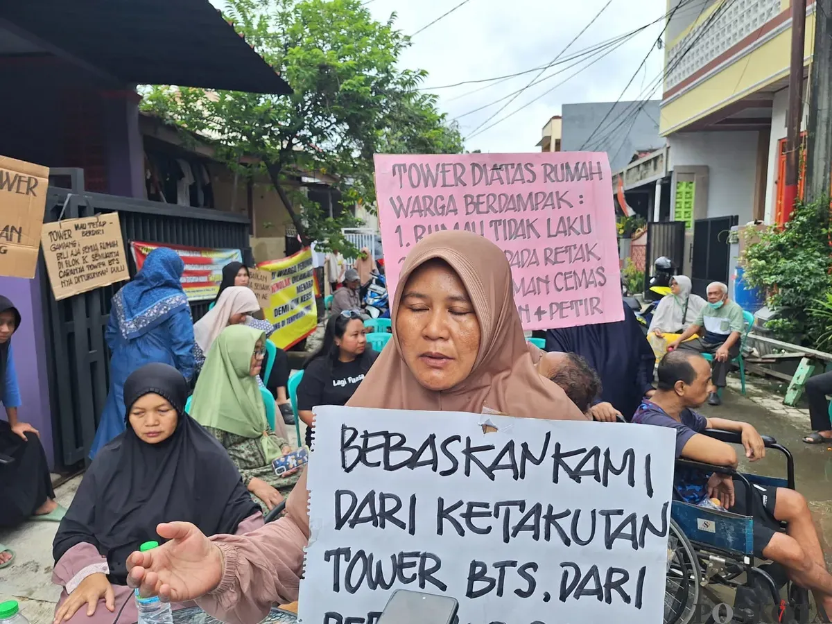Warga Perumahan Telaga Mas, Bekasi Utara, Kota Bekasi memperlihatkan poster protes mereka saat dijumpai di lokasi, Minggu, 2 Februari 2025. (Sumber: Poskota/Ihsan Fahmi)