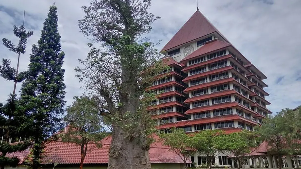Universitas Indonesia (UI) dikenal dengan program studi berkualitas dan fasilitas lengkap, menjadikannya salah satu kampus terbaik di Indonesia. (Sumber: Pinterest)