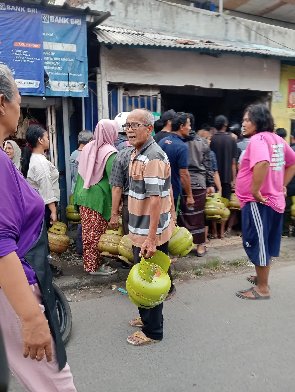 Sejumlah masyarakat di kabupaten Bandung mengantri gas LPG 3 kilogram di Agen Gas daerah Desa Ganda Sari Kabupaten Bandung pada Senin, 3 Februari 2025. (Foto: Yugi Prasetyo/Poskota)