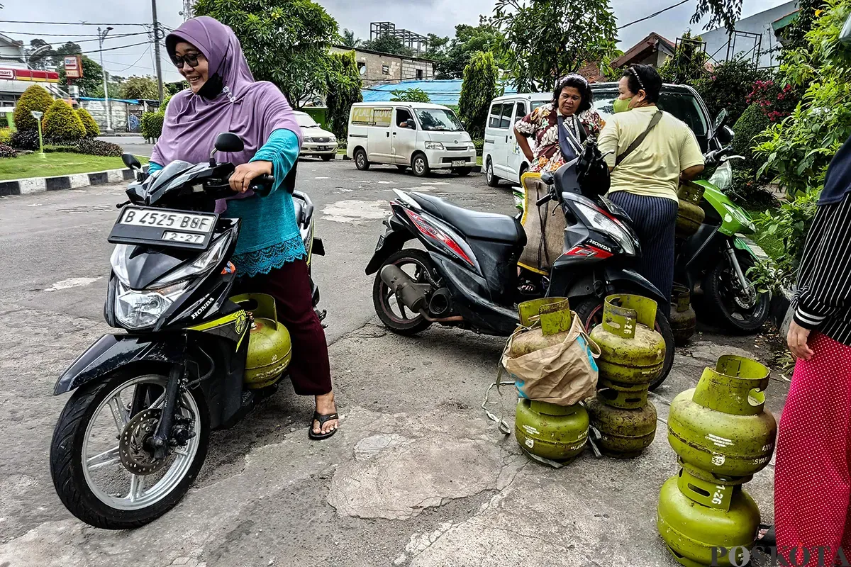 Warga menunggu kedatangan gas LPG 3 kg di SPBU Kedoya, Jalan Kedoya Pesing, Jakarta Barat, Senin, 3 Februari 2025. (Sumber: Poskota/Bilal Nugraha Ginanjar)