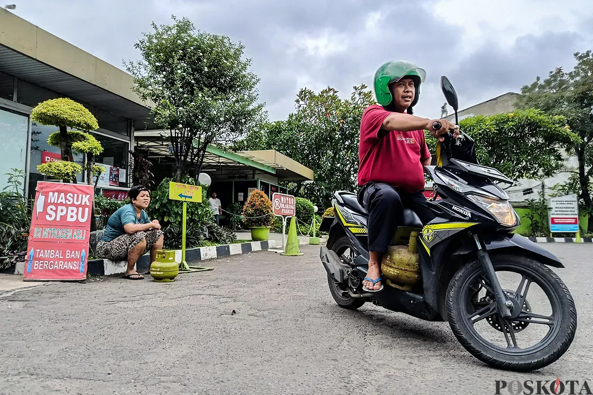 Warga menunggu kedatangan gas LPG 3 kg di SPBU Kedoya, Jalan Kedoya Pesing, Jakarta Barat, Senin, 3 Februari 2025. (Sumber: Poskota/Bilal Nugraha Ginanjar)