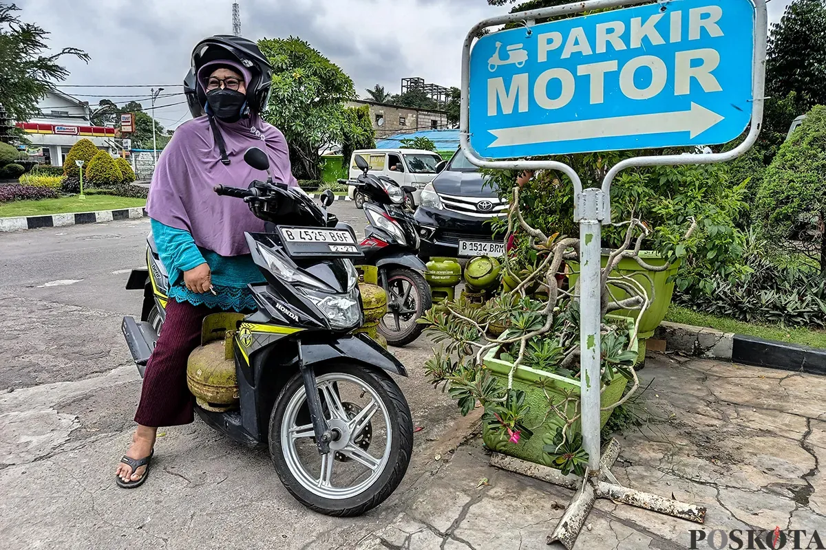 Warga menunggu kedatangan gas LPG 3 kg di SPBU Kedoya, Jalan Kedoya Pesing, Jakarta Barat, Senin, 3 Februari 2025. (Sumber: Poskota/Bilal Nugraha Ginanjar)