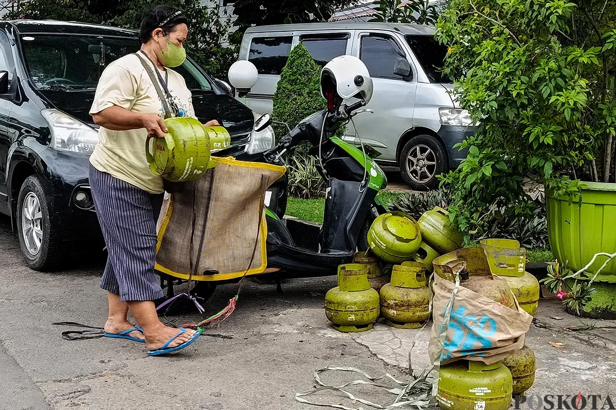 Warga menunggu kedatangan gas LPG 3 kg di SPBU Kedoya, Jalan Kedoya Pesing, Jakarta Barat, Senin, 3 Februari 2025. (Sumber: Poskota/Bilal Nugraha Ginanjar)