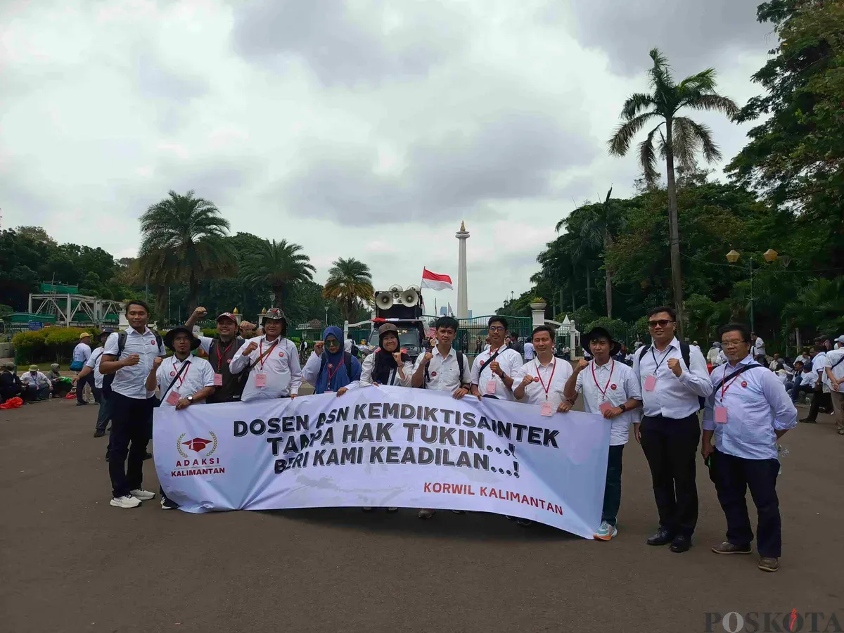 Ratusan dosen ASN menggelar aksi unjuk rasa pembayaran Tukin di sekitar kawasan monumen nasional (Monas), Jakarta Pusat, Senin, 3 Februari 2025. (Sumber: Poskota/Ali Mansur)