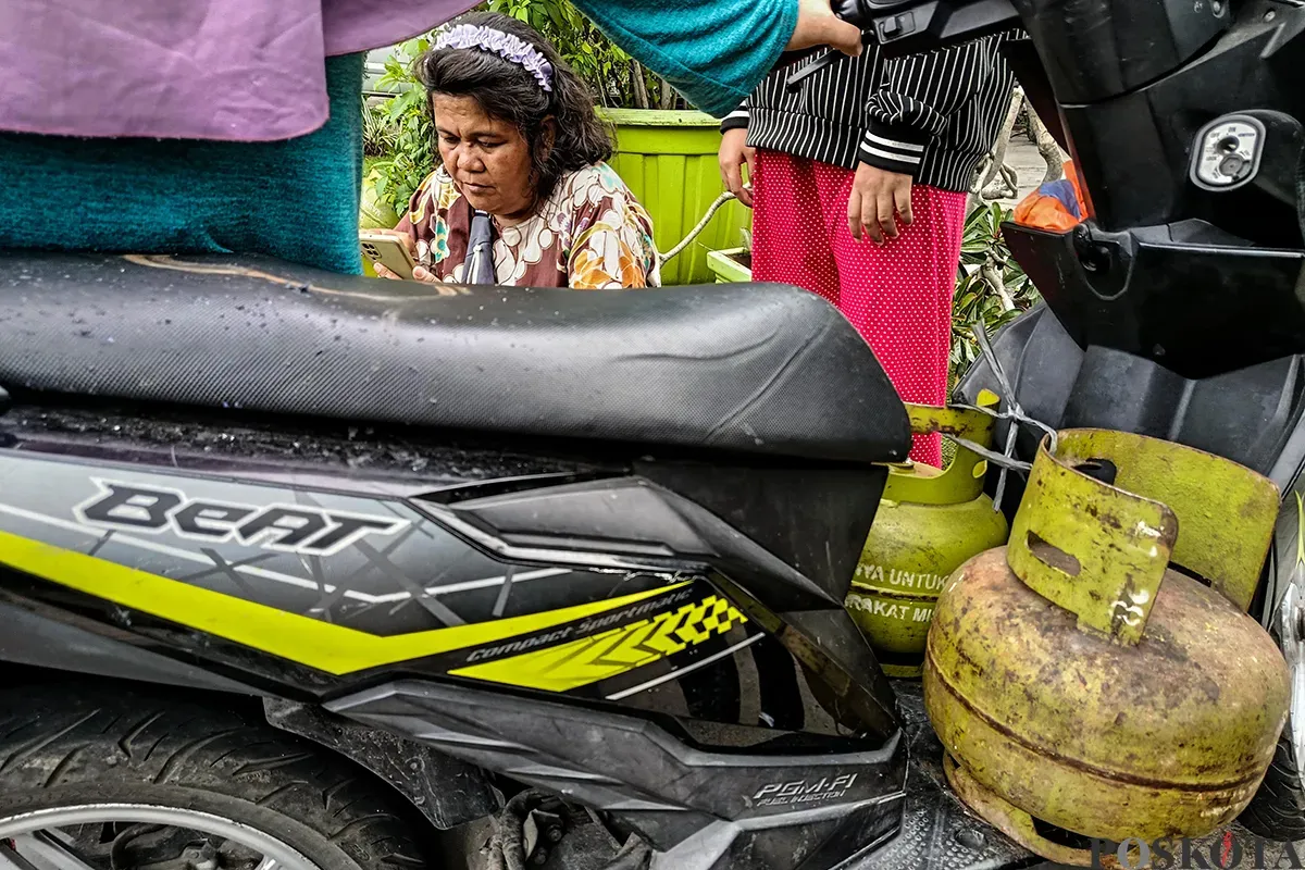 Warga menunggu kedatangan gas LPG 3 kg saat akan mengisi ulang di SPBU Kedoya, Jalan Kedoya Pesing, Jakarta Barat, Senin, 3 Februari 2025.  (Sumber: Poskota/Bilal Nugraha Ginanjar) (Sumber: Poskota/Bilal Nugraha Ginanjar)