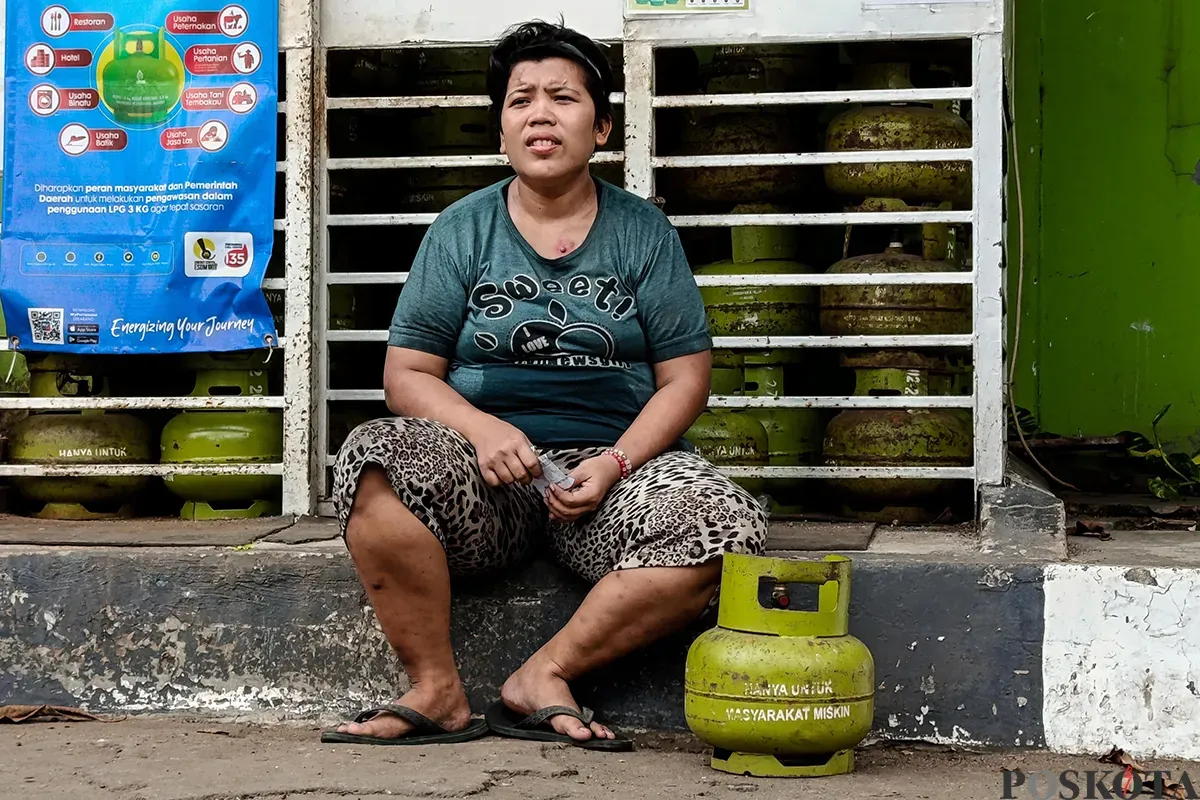 Warga menunggu kedatangan gas LPG 3 kg saat akan mengisi ulang di SPBU Kedoya, Jalan Kedoya Pesing, Jakarta Barat, Senin, 3 Februari 2025.  (Sumber: Poskota/Bilal Nugraha Ginanjar) (Sumber: Poskota/Bilal Nugraha Ginanjar)