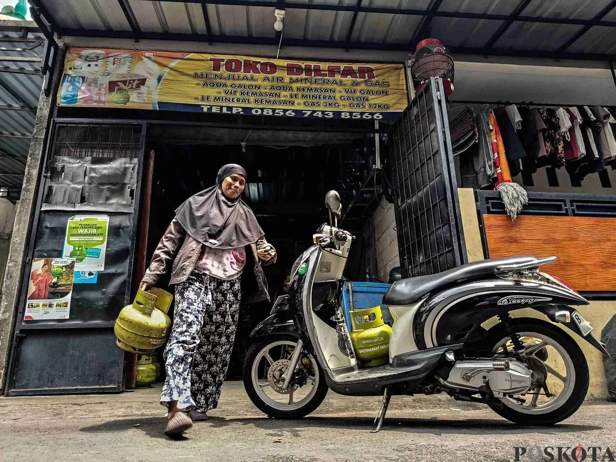 Kepala Disnakertransgi DKI Jakarta, Hari Nugroho mengungkapkan kelangkaan gas LPG 3 kg disebabkan usulan kuota gas elpiji bersubsidi pada 2025, lebih sedikit dibandingkan realisasi penyaluran elpiji 2024. (Sumber: Poskota/Bilal Nugraha Ginanjar)