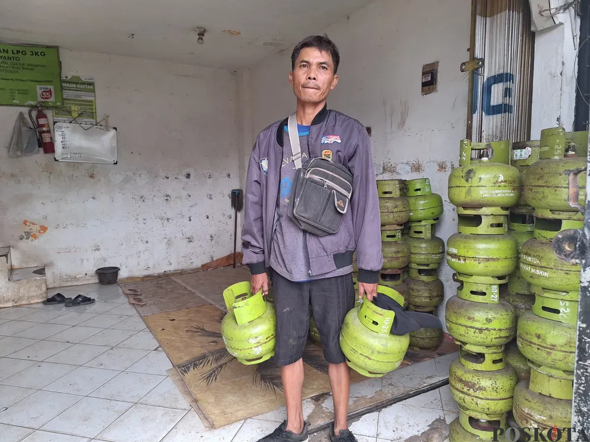 Fery, 40 tahun, pengelola pangkalan elpiji 3 kilogram di Jalan Raya Kartini, Bekasi Timur, Kota Bekasi, Senin, 3 Februari 2025. (Sumber: Poskota/Ihsan Fahmi)