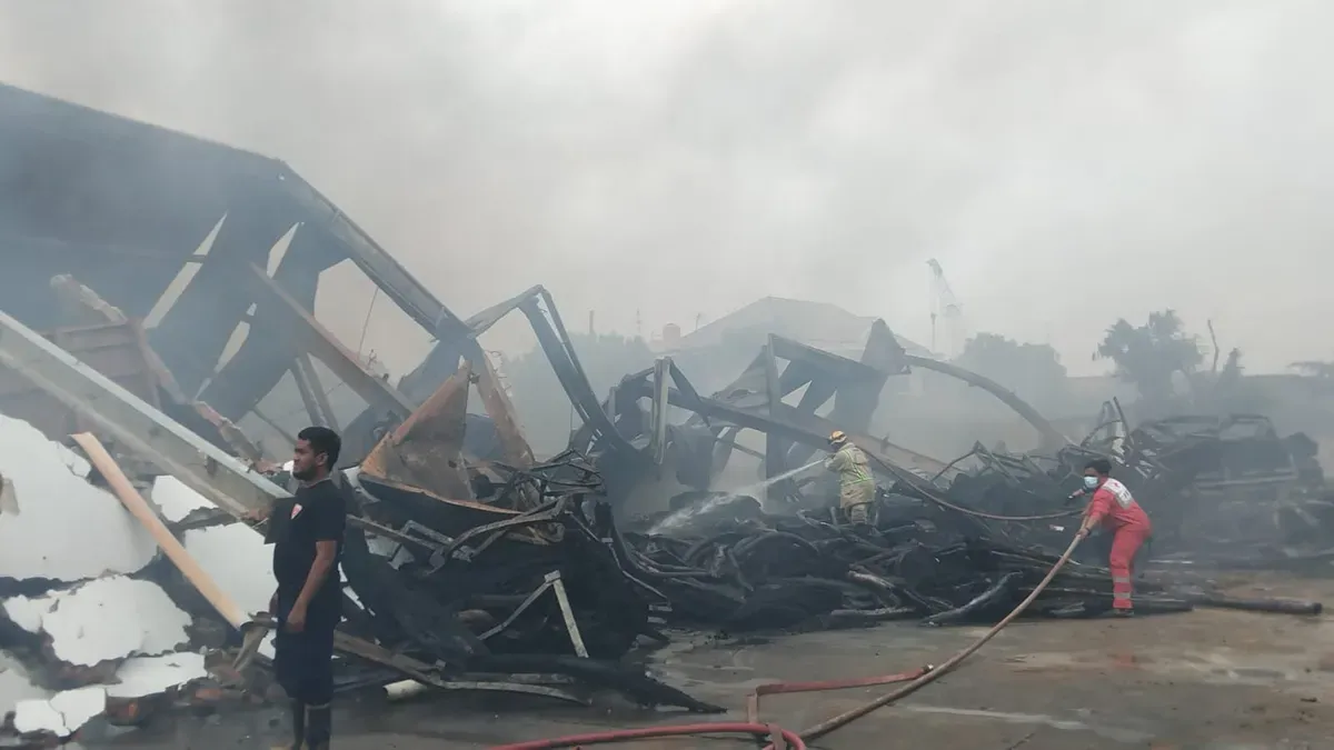 Petugas pemadam kebakaran saat berada di lokasi komplek gudang Bizhub, Tambun Selatan, Kabupaten Bekasi. (Sumber: Dok. Dinas Damkar Kabupaten Bekasi)