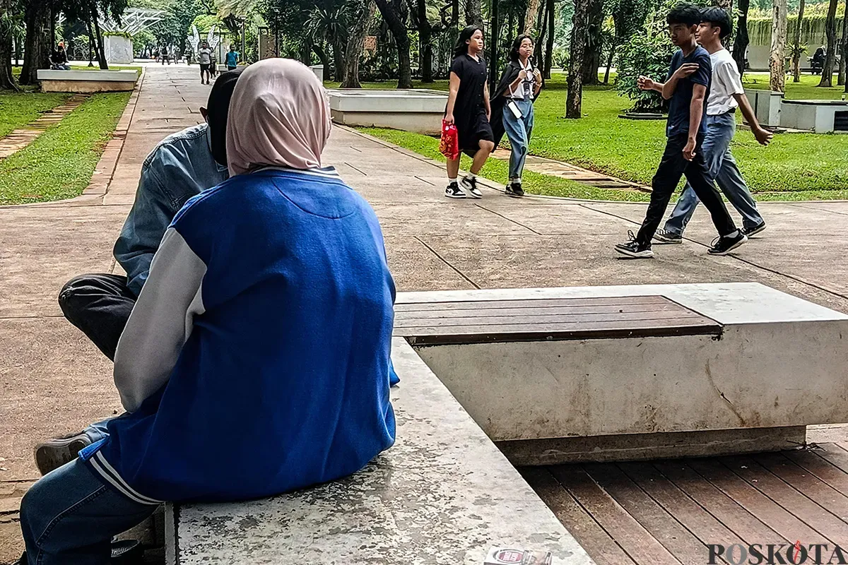 Sejumlah warga mengsi aktivitasnya sambil menikmati suasana Ruang Terbuka Hijau (RTH) di Taman Lapangan Banteng, Jakarta, Senin, 3 Februari 2025. (Sumber: Poskota/Bilal Nugraha Ginanjar)