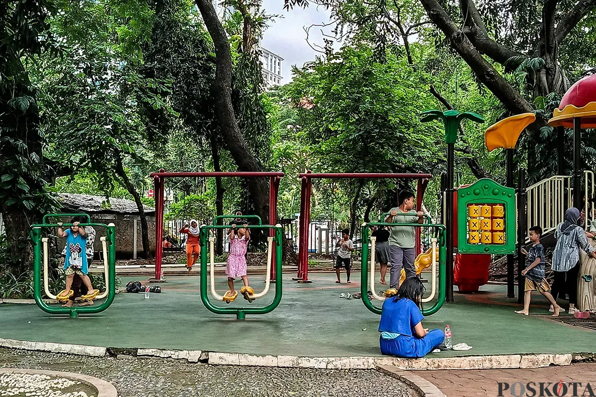 Sejumlah warga mengsi aktivitasnya sambil menikmati suasana Ruang Terbuka Hijau (RTH) di Taman Lapangan Banteng, Jakarta, Senin, 3 Februari 2025. (Sumber: Poskota/Bilal Nugraha Ginanjar)