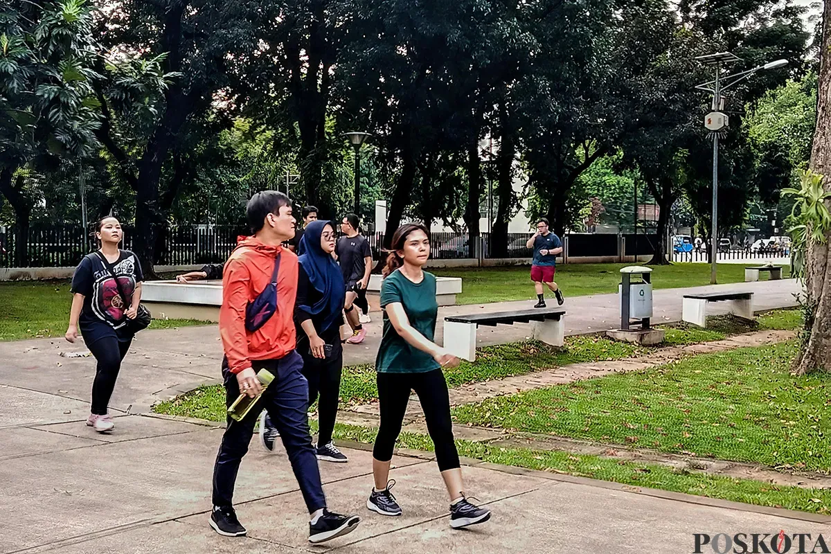 Sejumlah warga mengsi aktivitasnya sambil menikmati suasana Ruang Terbuka Hijau (RTH) di Taman Lapangan Banteng, Jakarta, Senin, 3 Februari 2025. (Sumber: Poskota/Bilal Nugraha Ginanjar)