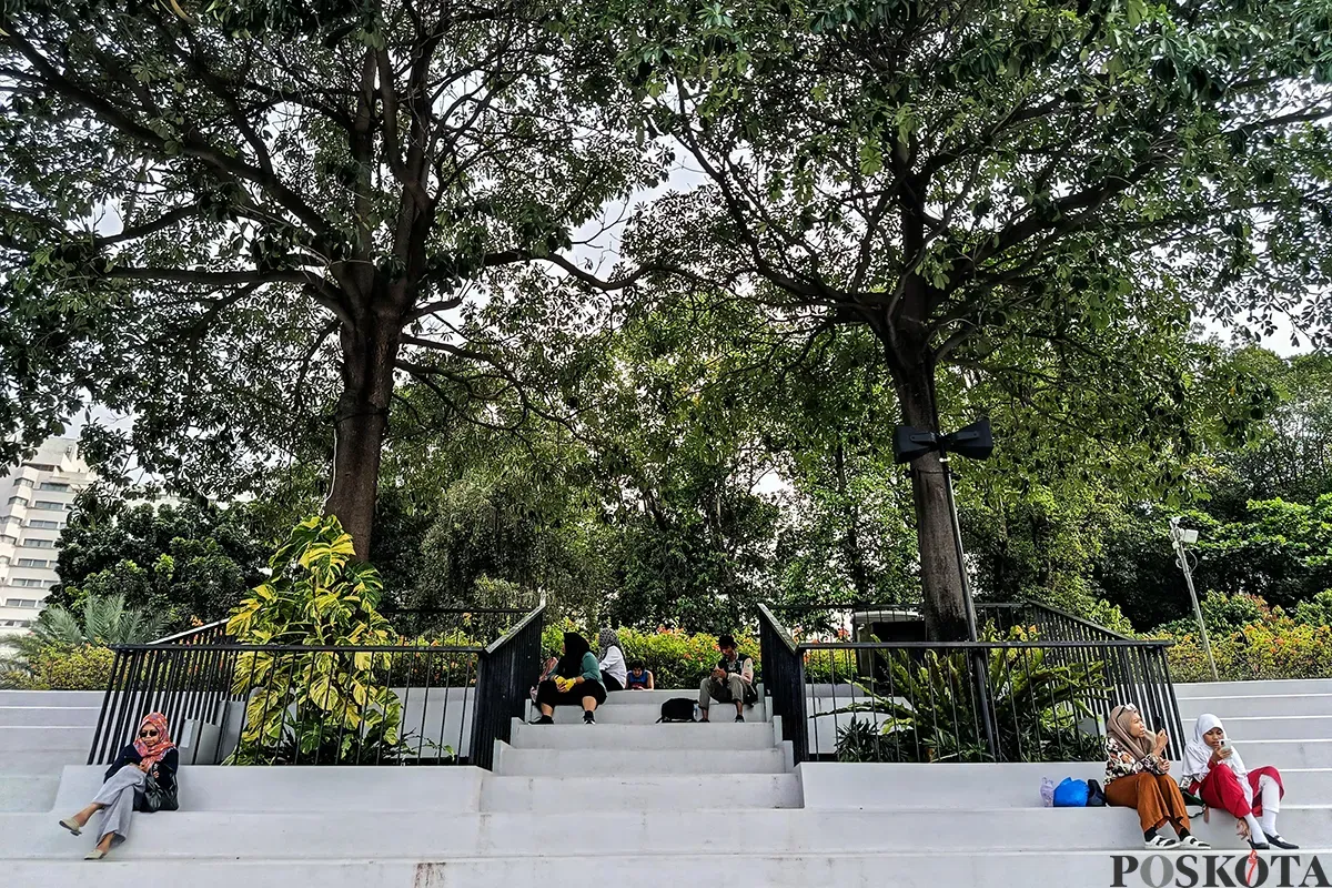 Sejumlah warga mengsi aktivitasnya sambil menikmati suasana Ruang Terbuka Hijau (RTH) di Taman Lapangan Banteng, Jakarta, Senin, 3 Februari 2025. (Sumber: Poskota/Bilal Nugraha Ginanjar)