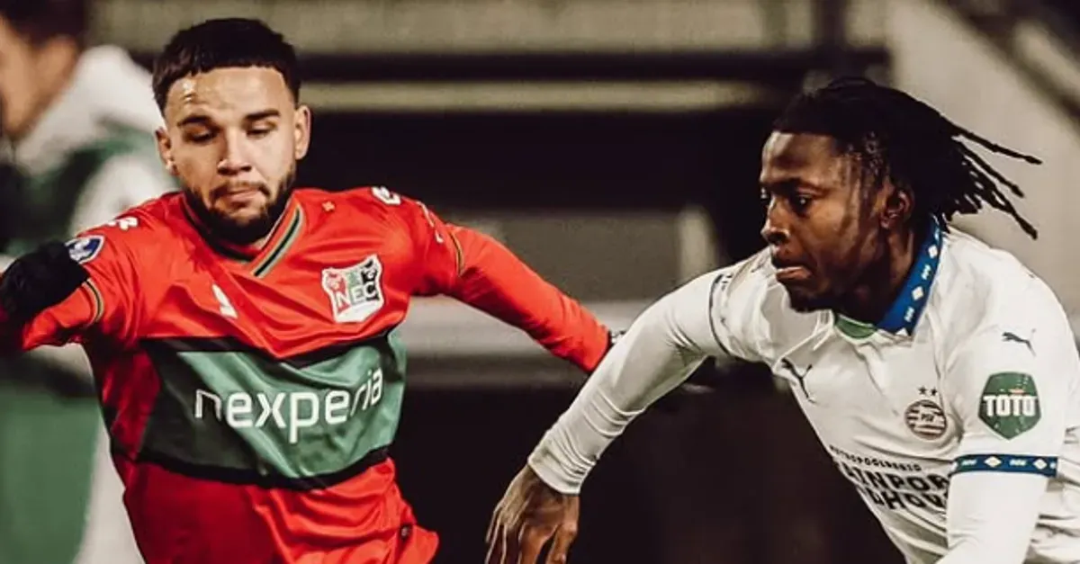 Calvin Verdonk (kiriI dinilai membuat Johan Bakayoko (kanan) kesulitan dalam laga NEC Nijmegen kontra PSV Eindhoven. (Sumber: Instagram/@c.verdonk)