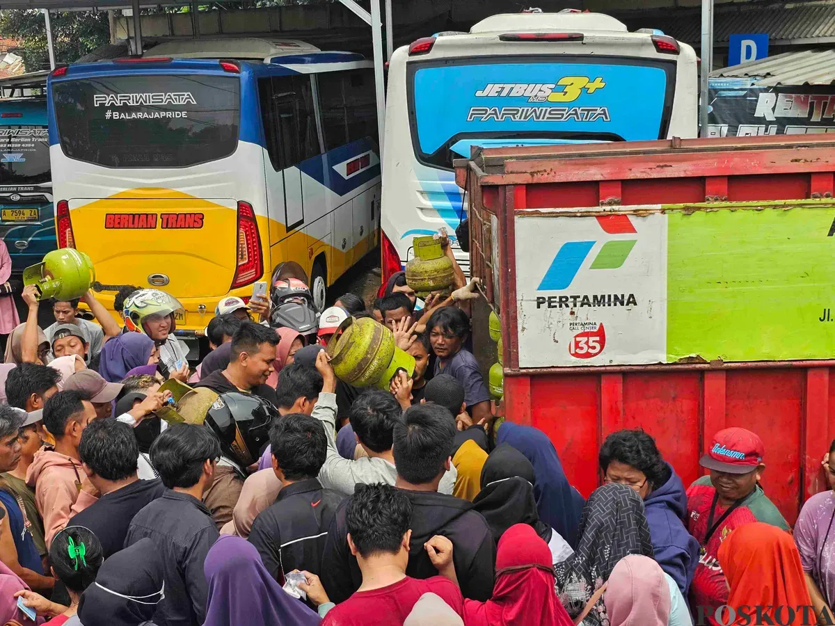 Warga mengepung truk pengangkut gas LPG 3 kg di Tigaraksa, Tangerang (Sumber: Poskota/Veronica)