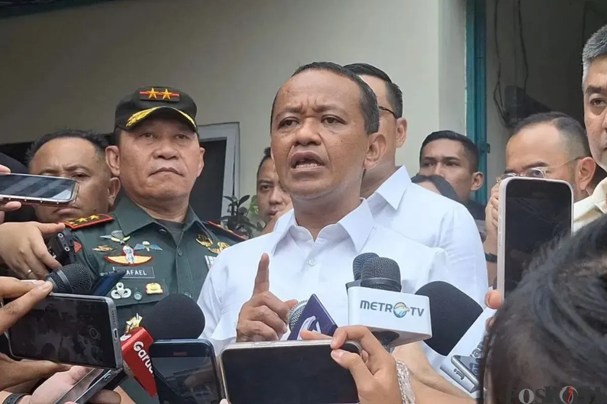 Menteri ESDM, Bahlil Lahadalia saat melihat pangkalan gas LPG 3 kilogram di kawasan Palmerah, Jakarta Barat, Selasa, 4 Februari 2025. (Sumber: Poskota/Pandi Ramedhan)