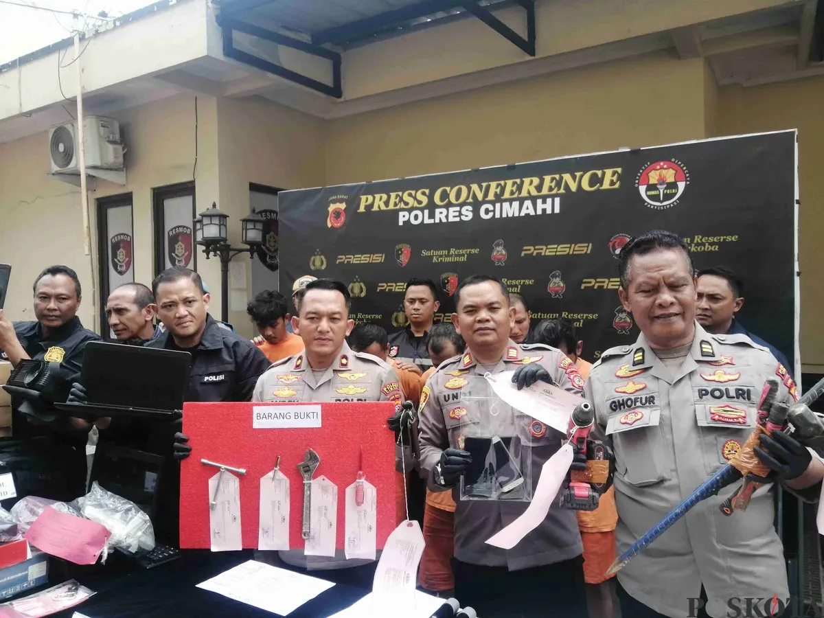 Jajaran Polres Cimahi menunjukan barang bukti perkara pencurian pemberatan di Mako Polres Cimahi, Jalan Amir Machmud, Selasa 4 Februari 2025. (Sumber: Poskota/Gatot Poedji Utomo)