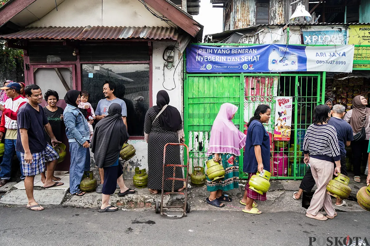 Sejumlah warga mengantre untuk mendapatkan gas LPG tiga kilogram (gas melon) di salah satu agen di Jalan Palmerah, Jakarta Barat, Selasa, 4 Februari 2025. (Sumber: Poskota/Bilal Nugraha Ginanjar)