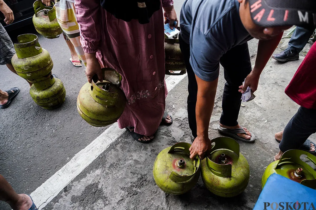 Sejumlah warga mengantre untuk mendapatkan gas LPG tiga kilogram (gas melon) di salah satu agen di Jalan Palmerah, Jakarta Barat, Selasa, 4 Februari 2025. (Sumber: Poskota/Bilal Nugraha Ginanjar)