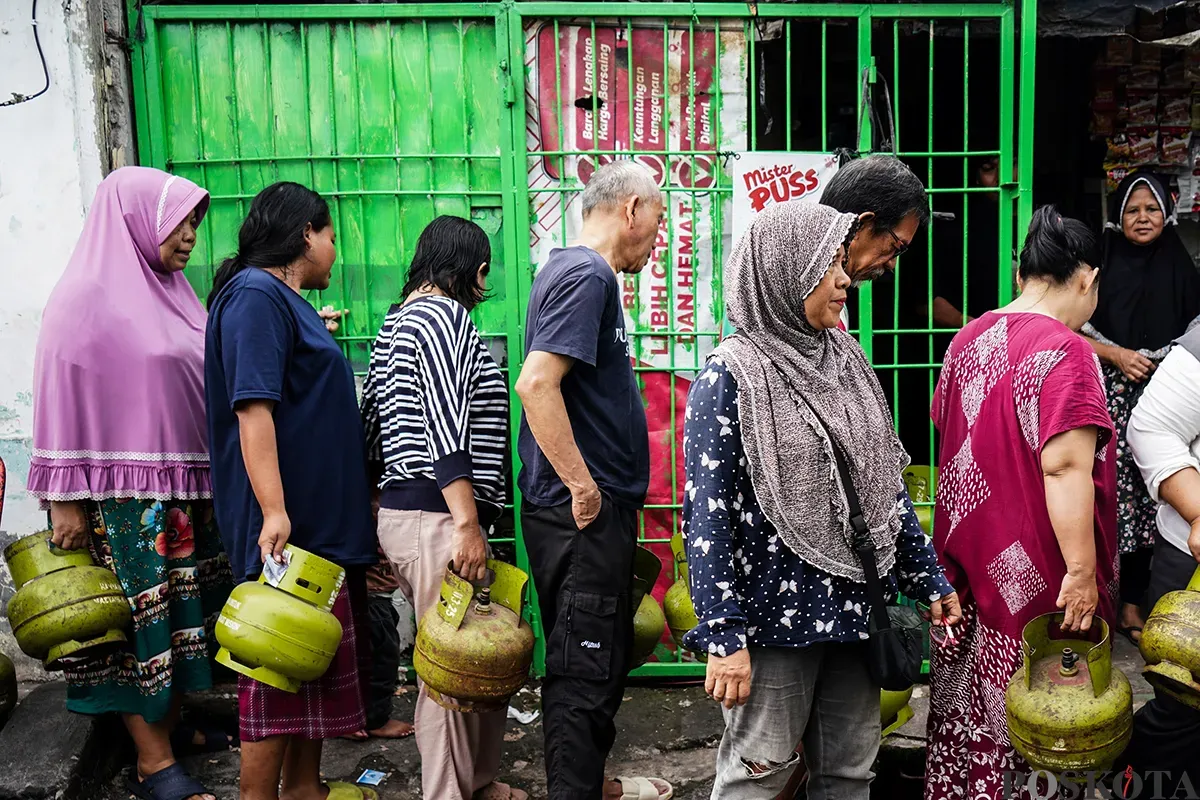 Sejumlah warga mengantre untuk mendapatkan gas LPG tiga kilogram (gas melon) di salah satu agen di Jalan Palmerah, Jakarta Barat, Selasa, 4 Februari 2025. (Sumber: Poskota/Bilal Nugraha Ginanjar)