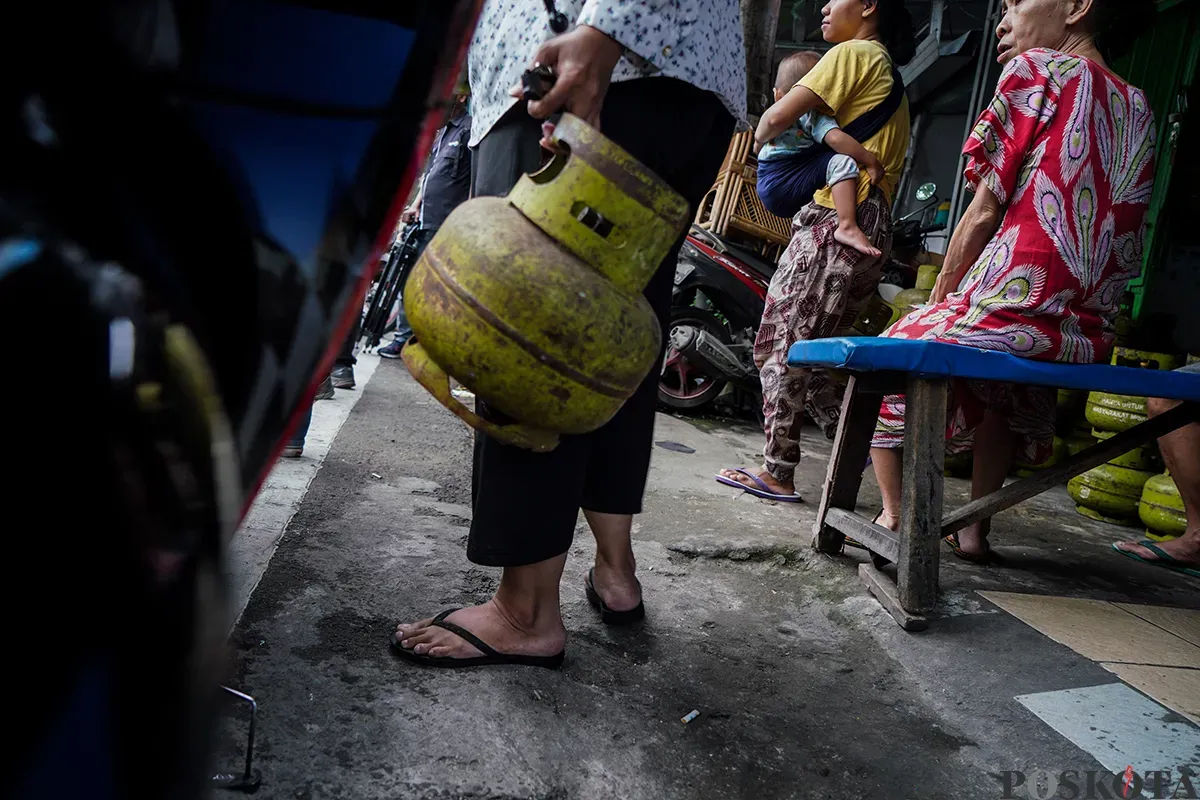 Sejumlah warga mengantre untuk mendapatkan gas LPG tiga kilogram (gas melon) di salah satu agen di Jalan Palmerah, Jakarta Barat, Selasa, 4 Februari 2025. (Sumber: Poskota/Bilal Nugraha Ginanjar)