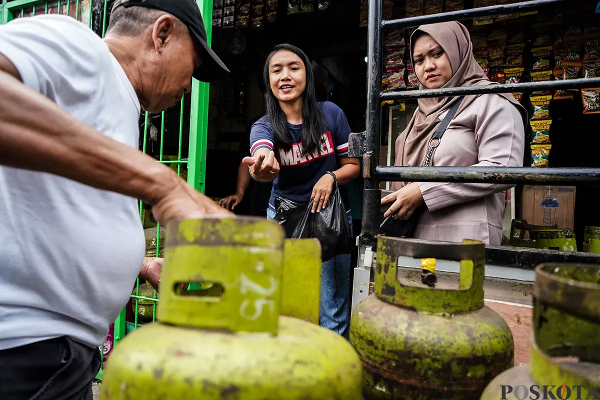 Sejumlah warga mengantre untuk mendapatkan gas LPG tiga kilogram (gas melon) di salah satu agen di Jalan Palmerah, Jakarta Barat, Selasa, 4 Februari 2025. (Sumber: Poskota/Bilal Nugraha Ginanjar)