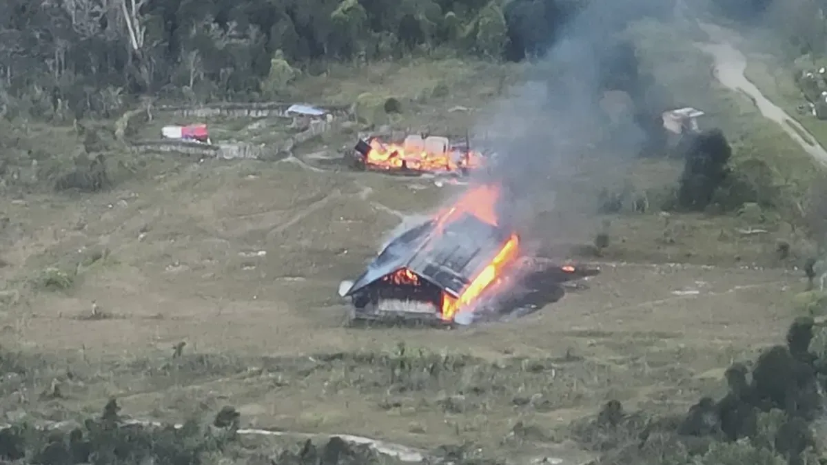 KKB membakar dua bangunan gedung Sekolah Dasar (SD) dan dua bangunan kantor dibakar KKB akibat urusan asmara di Distrik Sinak, Kabupaten Puncak, Papua Tengah. (Sumber: Dok. Operasi Damai Cartenz)