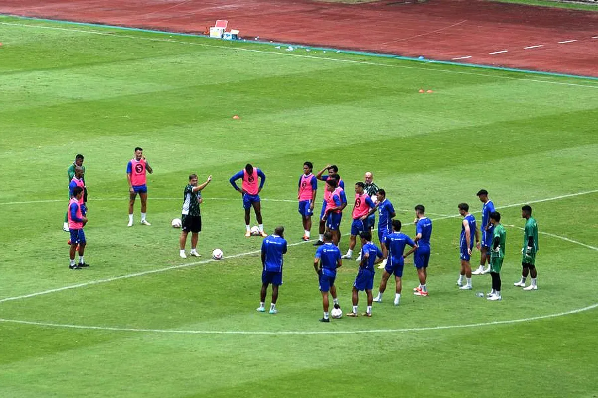 Asisten pelatih Persib Bandung, Igor Tolic, memberi instruksi kepada para pemain saat berlatih di Stadion GBLA. (Sumber: persib.co.id)