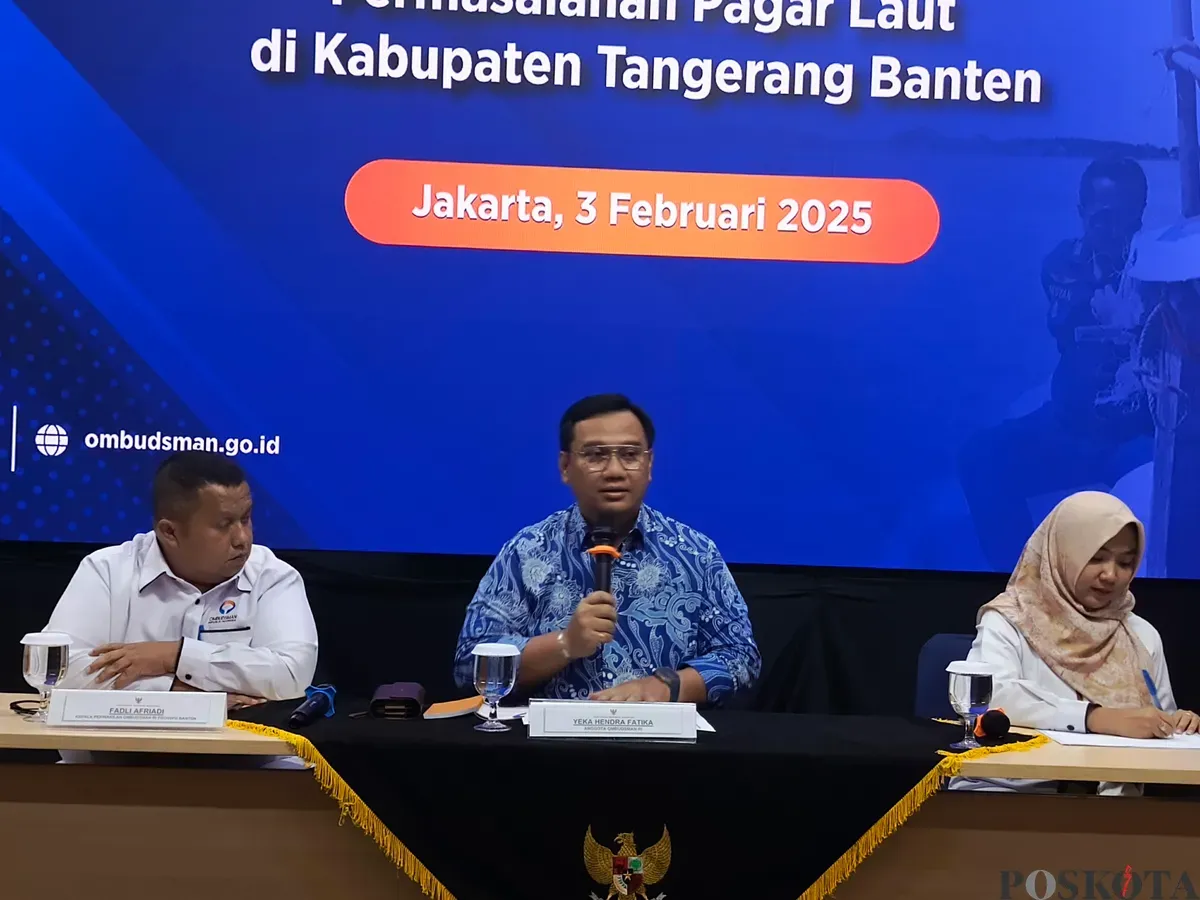 Kepala Perwakilan Ombudsman Provinsi Banten Fadli Afriadi (kiri), anggota Ombudsman Yeka Hendra Fatika (tengah) memaparkan hasil investigasi pagar laut Tangerang di Kantor Ombudsman RI, Jakarta, Senin, 3 Februari 2025. (Sumber: Poskota/Ali Mansur)