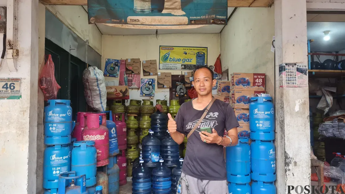 Salah satu pengecer gas elpiji 3 kg di kawasan Palmerah, Jakarta Barat, Purno. (Sumber: Poskota/Pandi Ramedhan)