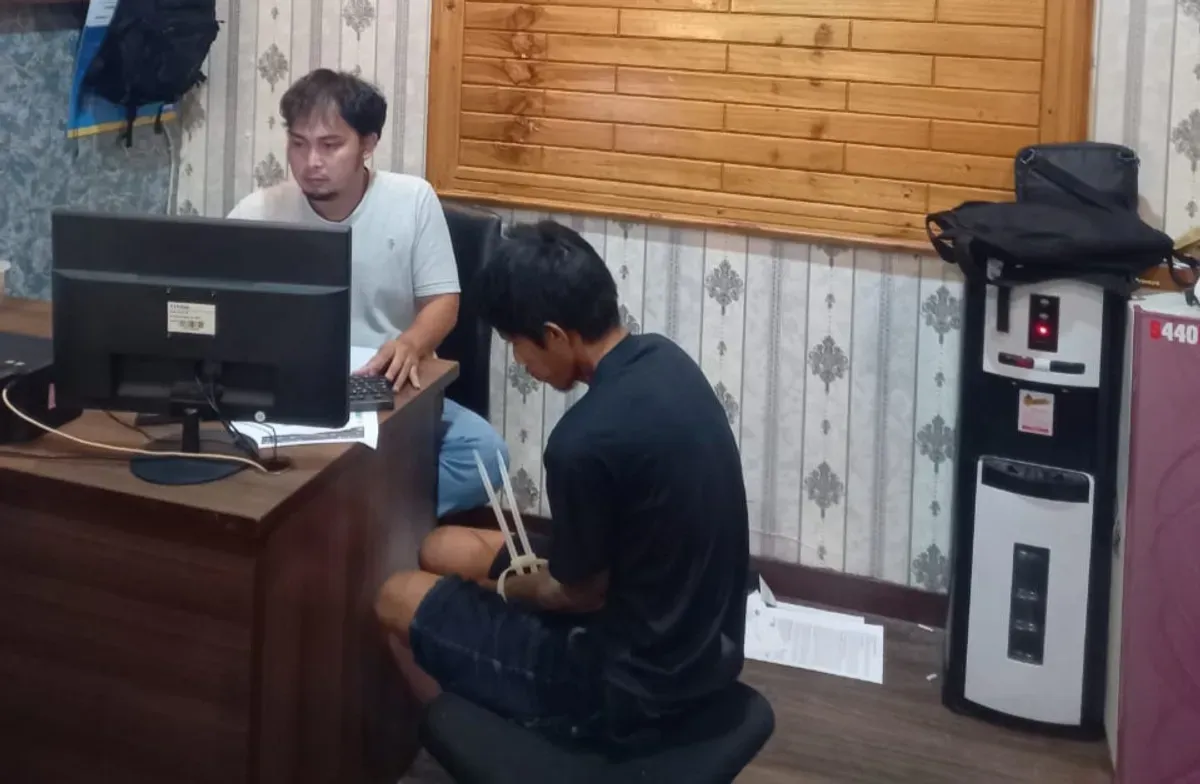 Tersangka SU alias Pejok saat diperiksa di personil Satresnarkoba Polres Serang. (Sumber: Dok. Satnarkoba Polres Serang)