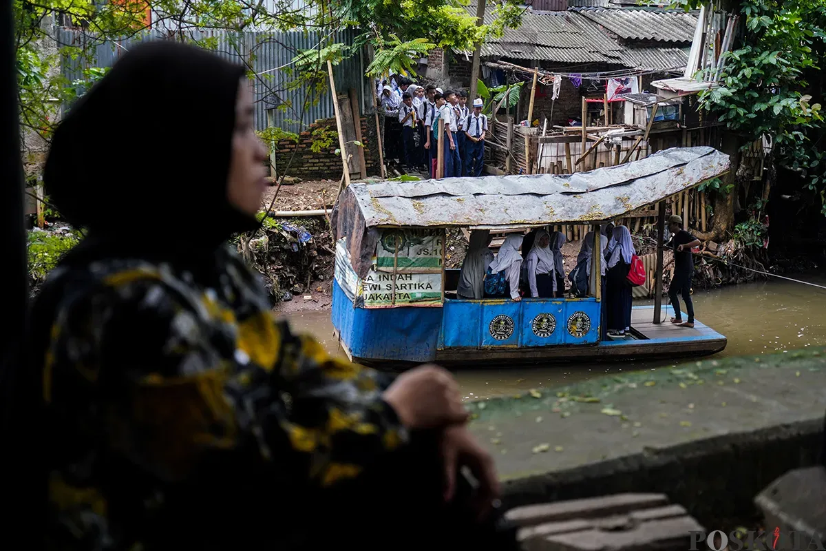 Sejumlah pelajar sekolah menengah ketika sebelum dan sesudah menaiki perahu eretan usai jam pulang sekolah untuk menyeberangi Kali Pesanggrahan, Jakarta Selatan, Selasa, 4 Februari 2025. (Sumber: Poskota/Bilal Nugraha Ginanjar)