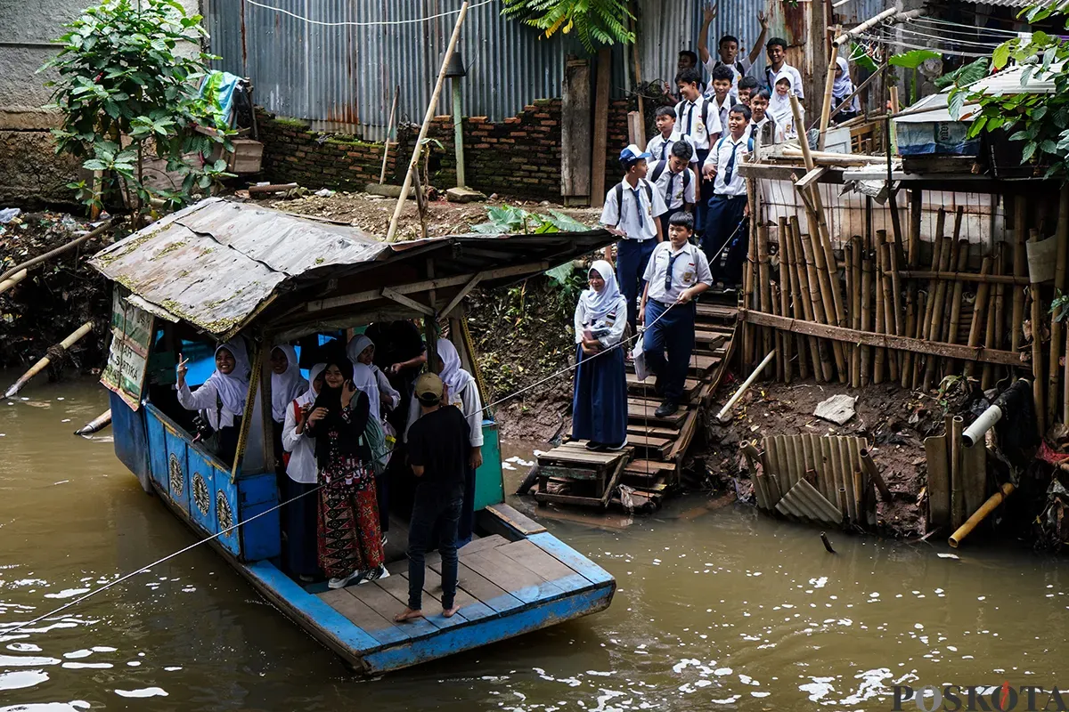 Sejumlah pelajar sekolah menengah ketika sebelum dan sesudah menaiki perahu eretan usai jam pulang sekolah untuk menyeberangi Kali Pesanggrahan, Jakarta Selatan, Selasa, 4 Februari 2025. (Sumber: Poskota/Bilal Nugraha Ginanjar)